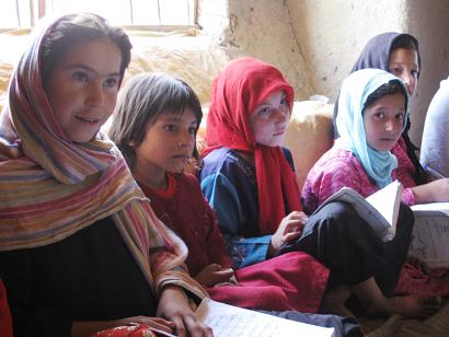 アフガニスタンイスタリフ村民家寺子屋で学ぶ子どもたち_small.jpg