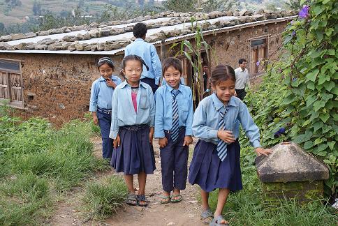 ヒマラヤ山間部の学校に通う子供たち.JPG